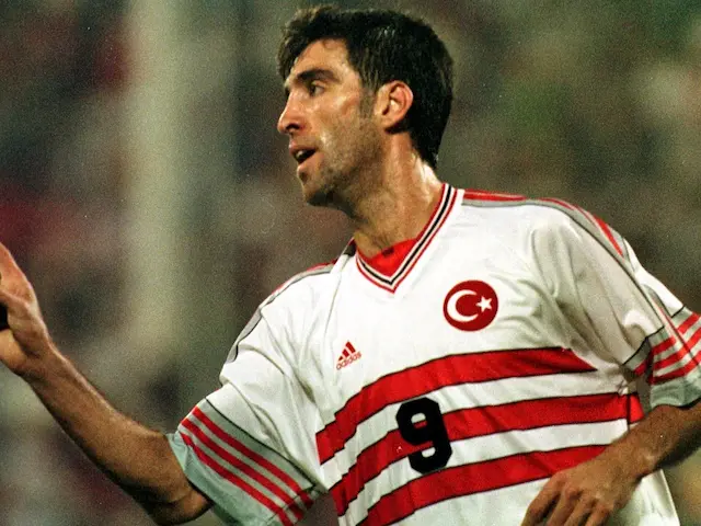 Hakan Şükür jugador turco famoso